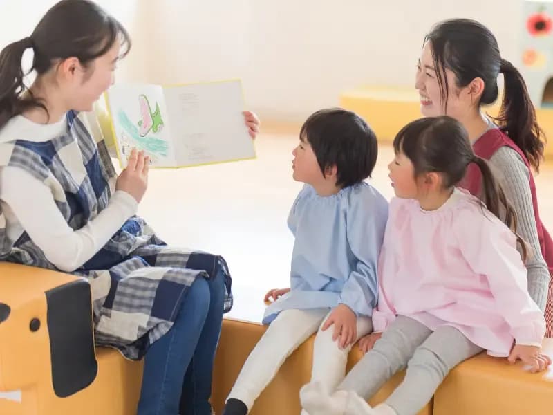 読み聞かせをする保育士の画像