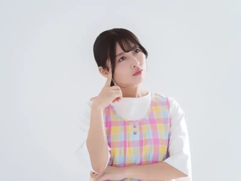考える保育士の画像