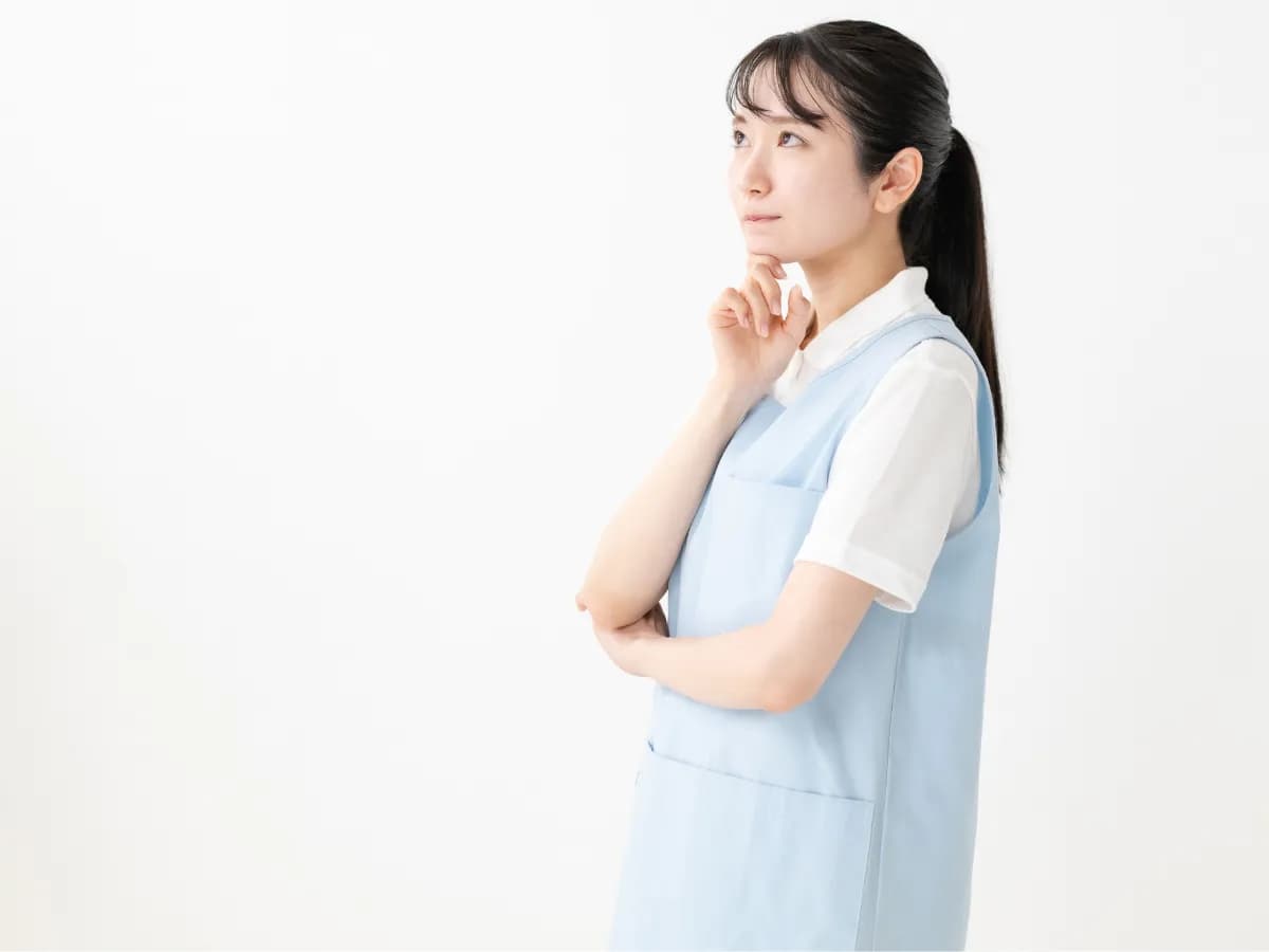 悩む女性保育士の画像