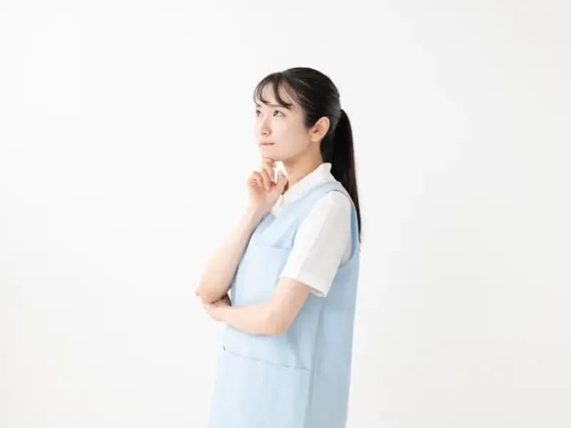 悩む保育士の画像