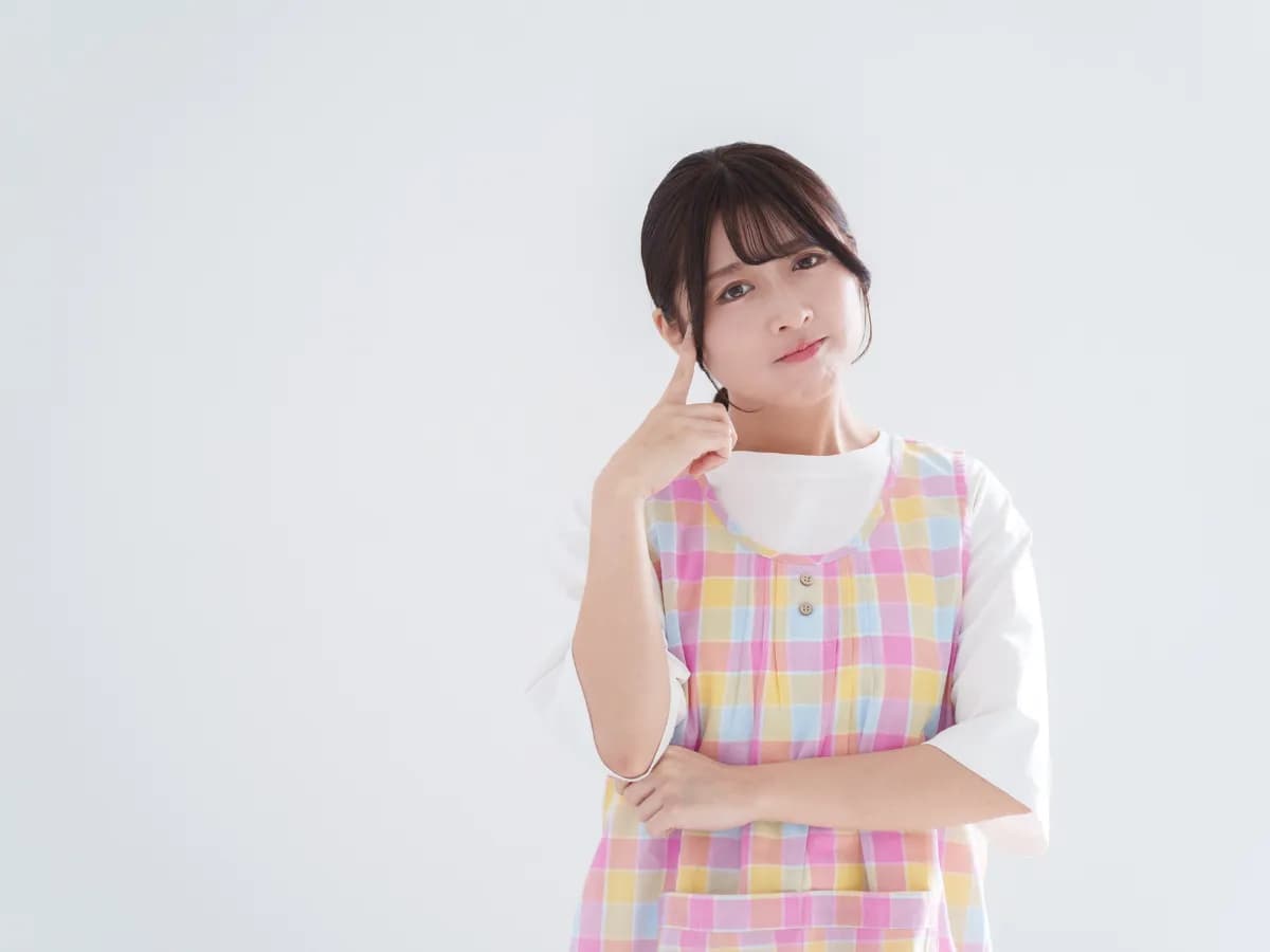考える若い女性保育士のイメージ