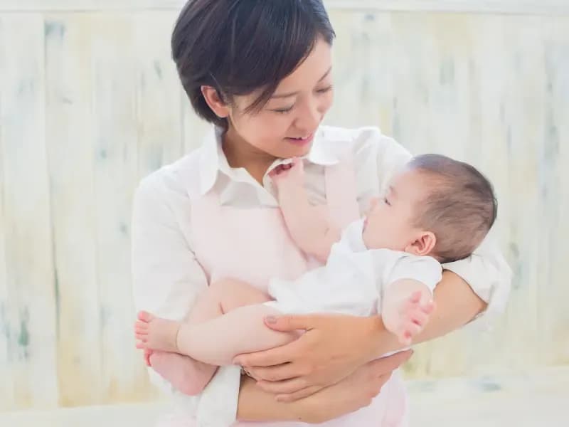 赤ちゃんを抱っこする女性の画像