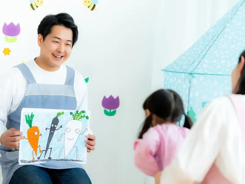 紙芝居を読む保育士のイメージ