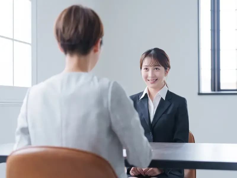 笑顔で面接を受ける若い女性のイメージ