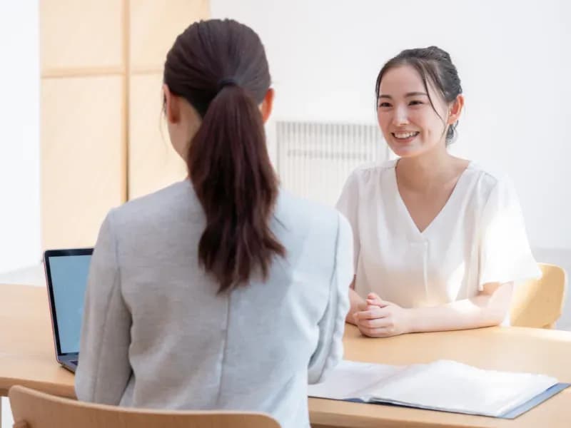 転職エージェントと面談をする保育士の画像
