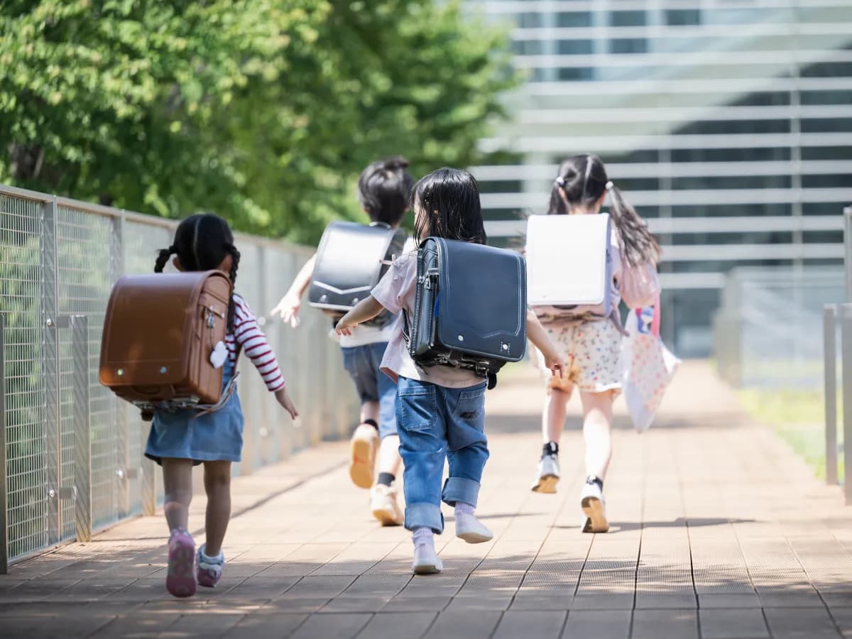 ランドセル姿の子供たちの後ろ姿の画像