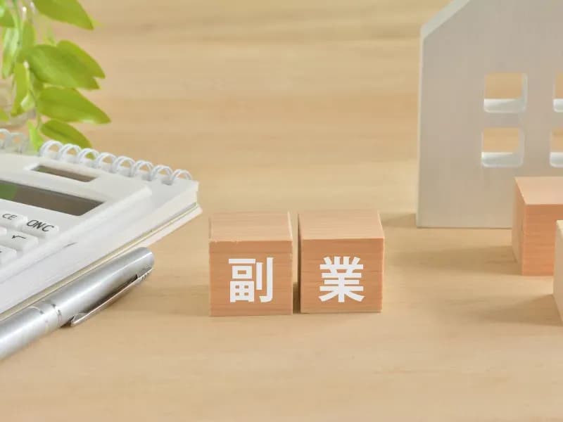 副業と書かれた木箱と電卓の画像