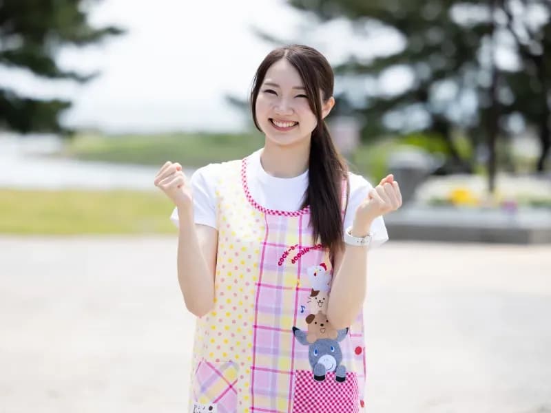 元気な女性保育士の画像
