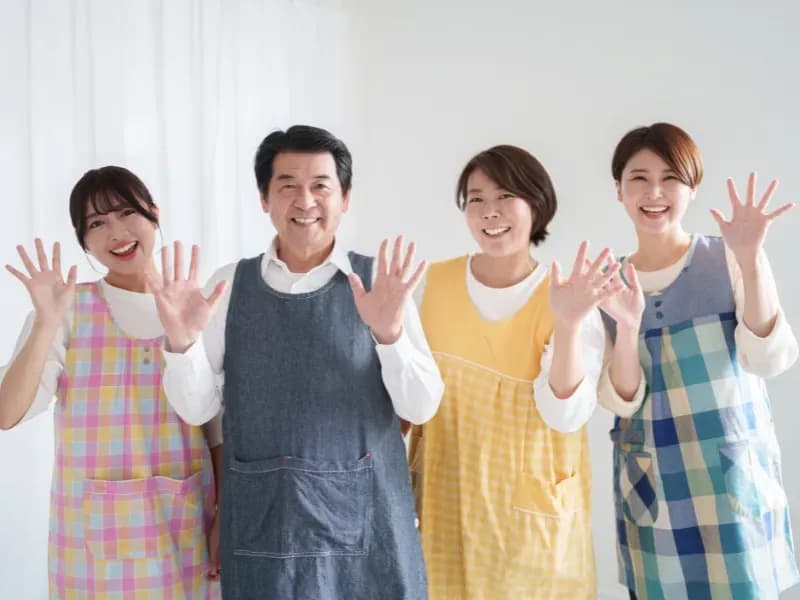 年配の保育士2人と若い保育士2人の画像