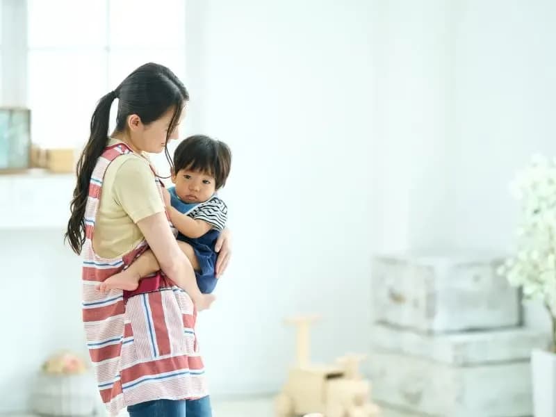 子供を抱っこする保育士のイメージ