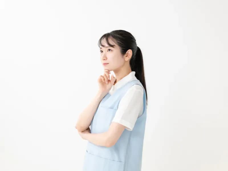 悩んでいる保育士の画像