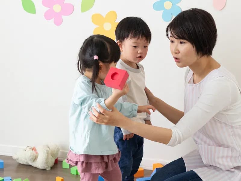 子どもを注意する保育士