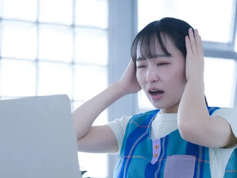 仕事が多くて頭を抱える保育士