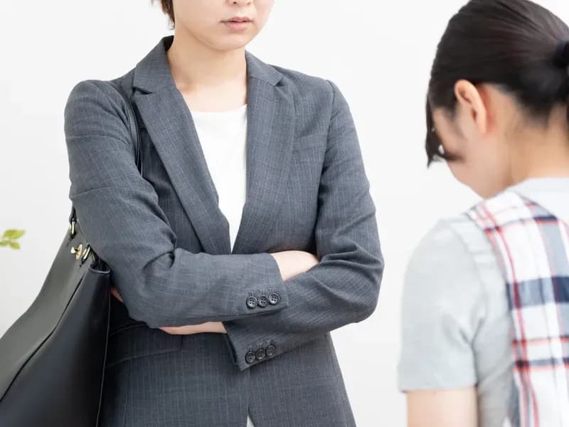 クレームをつける若い母親と頭を下げる保育士