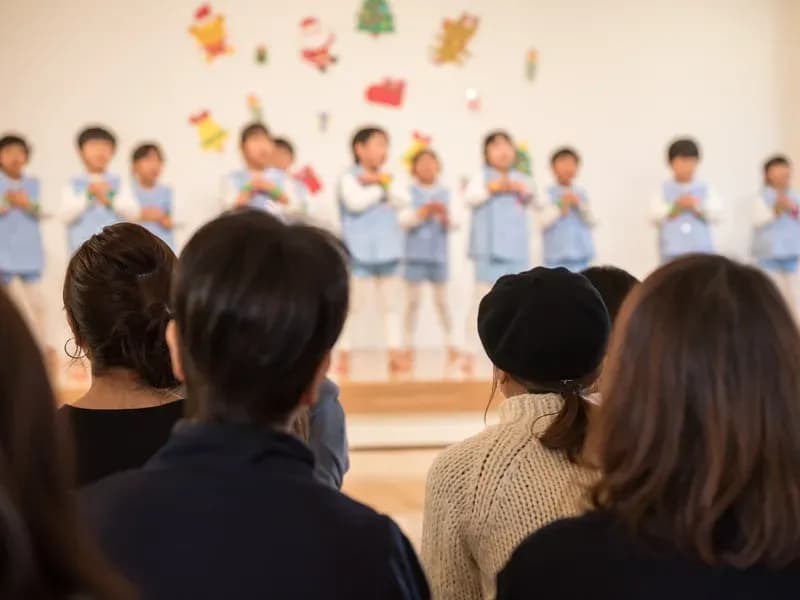 保育園の発表会を見守る親たち