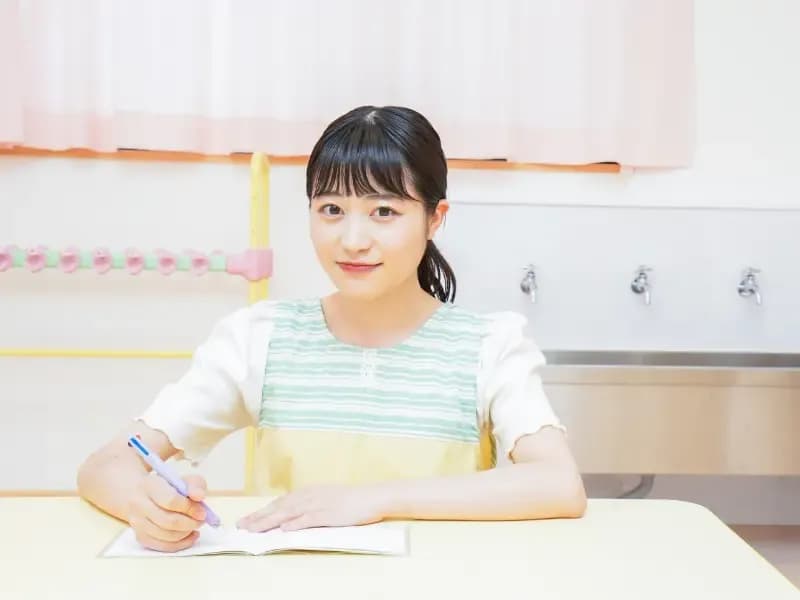事務作業をする若い保育士のイメージ