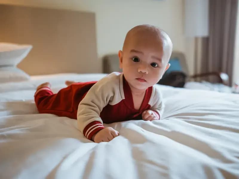 ベットの上に赤ちゃんがいるイメージ
