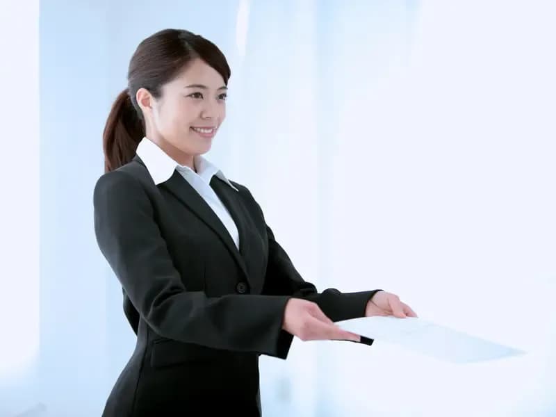 書類を提出する若い女性のイメージ