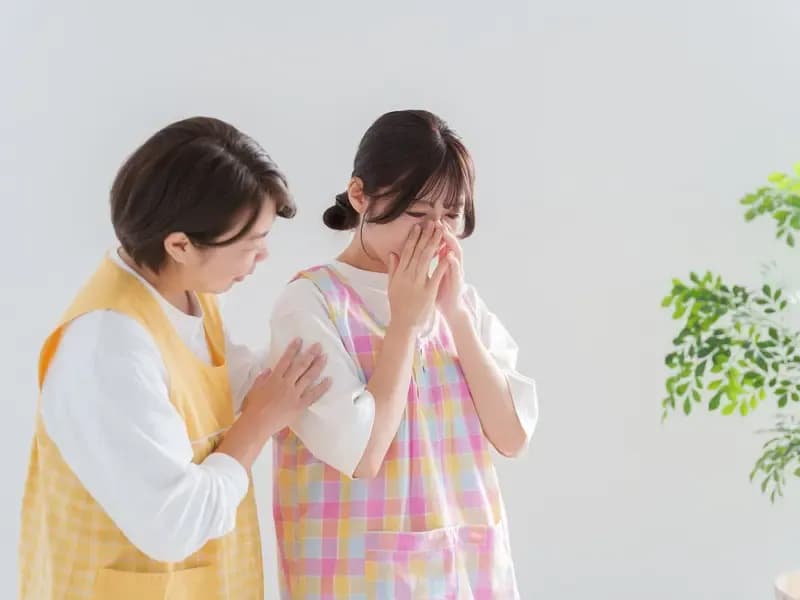 新人保育士を励ますベテラン保育士のイメージ