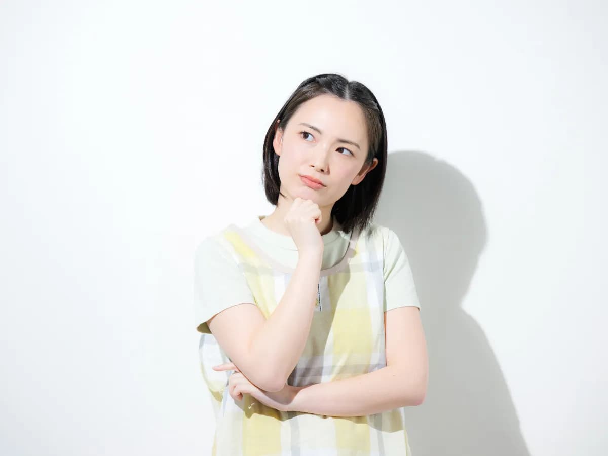 悩んでいる保育士の女性のイメージ
