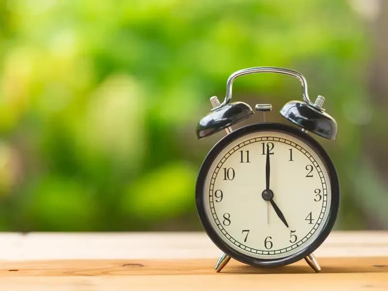 17時を指す時計のイメージ