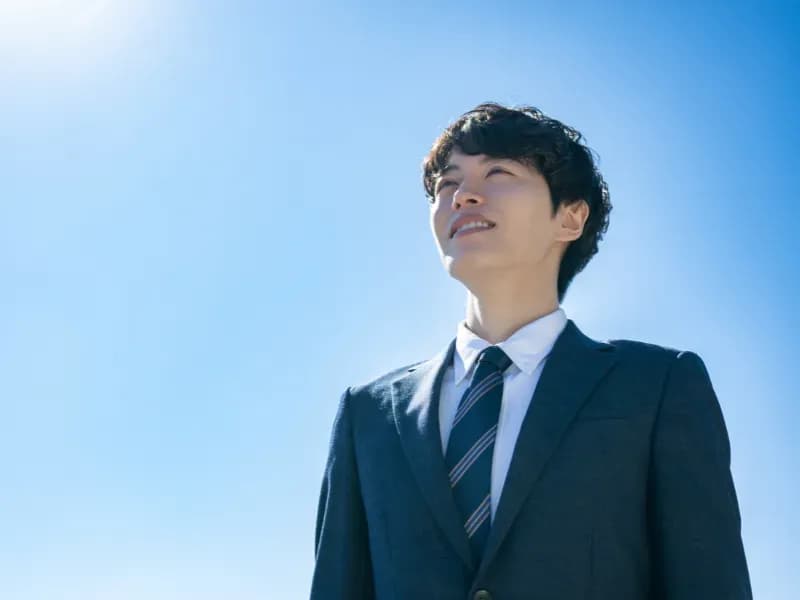 空を見上げる男性就活生のイメージ