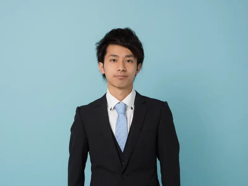 スーツ姿の若い男性のイメージ