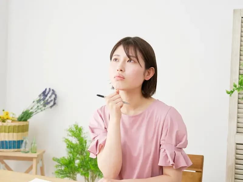 志望動機を考える女性のイメージ