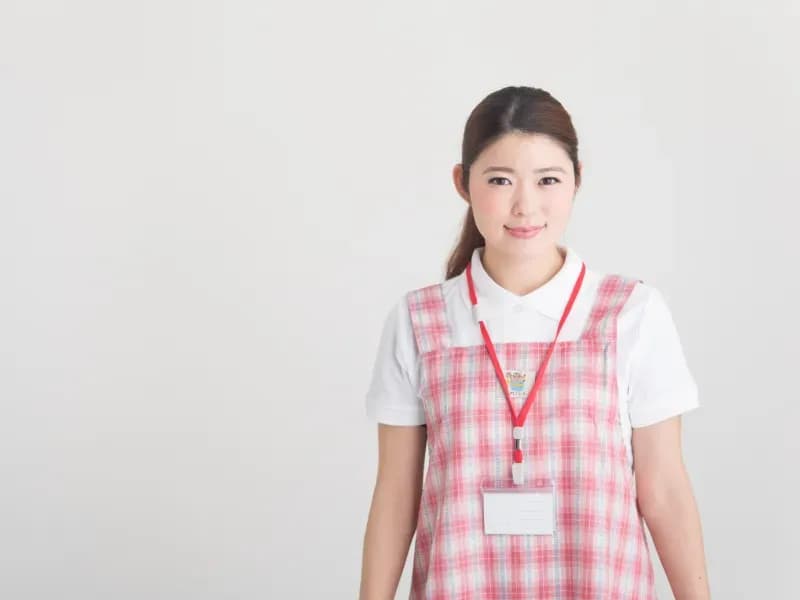 まっすぐ前を見る保育士の画像