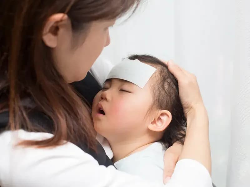 熱のある子と病児保育士のイメージ