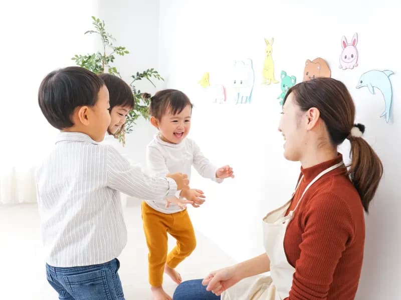 3人の園児と保育士の画像