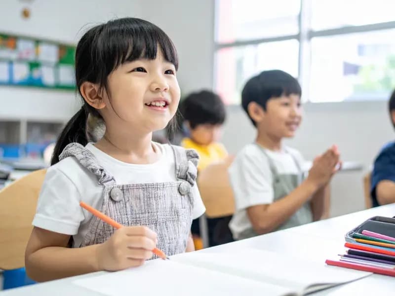 学童や放課後デイサービス等で勉強をする先生と生徒のイメージ