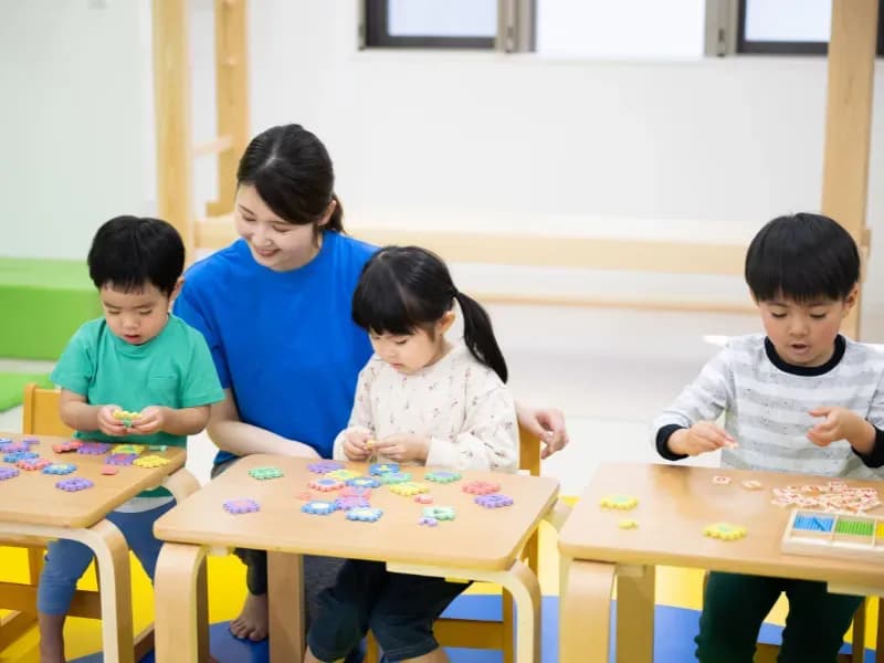 英語を楽しそうに学ぶ子供たちのイメージ