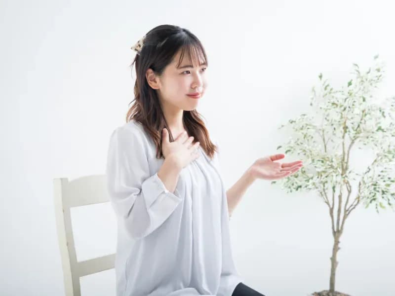 私服で面接を受ける保育士の画像