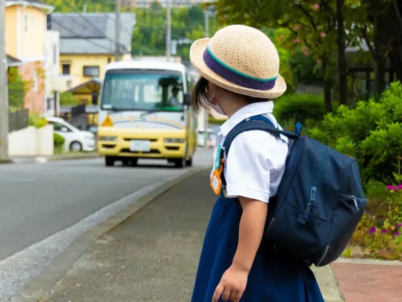 幼稚園バスを待つ園児の画像