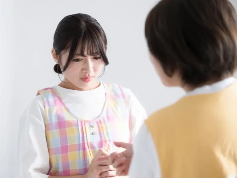 ベテラン保育士に怒られる新人保育士の画像