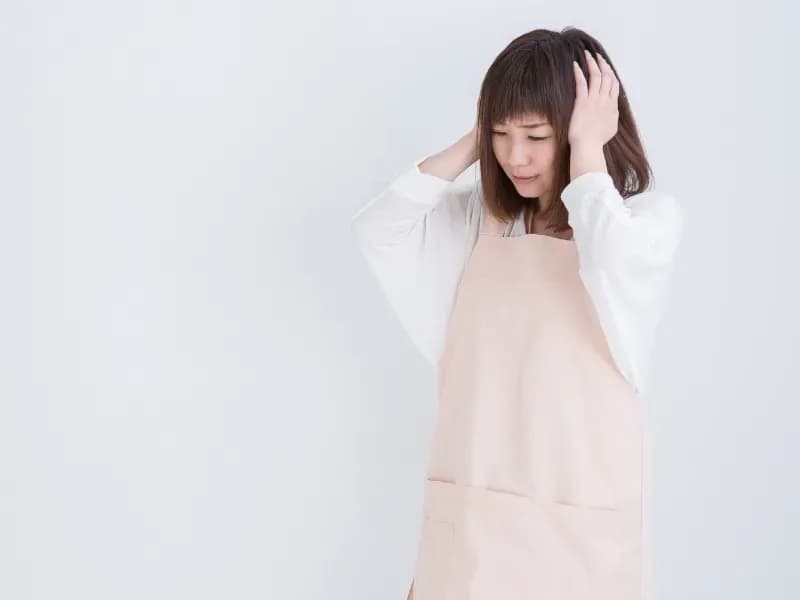 ストレスで頭を抱える保育士の画像