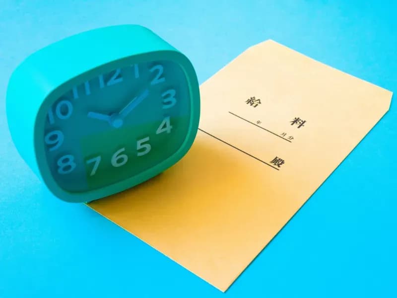 時計と給料袋の画像
