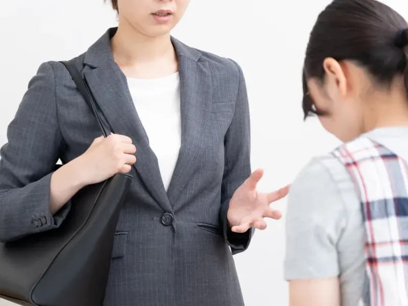 保育士に怒っている保護者の画像