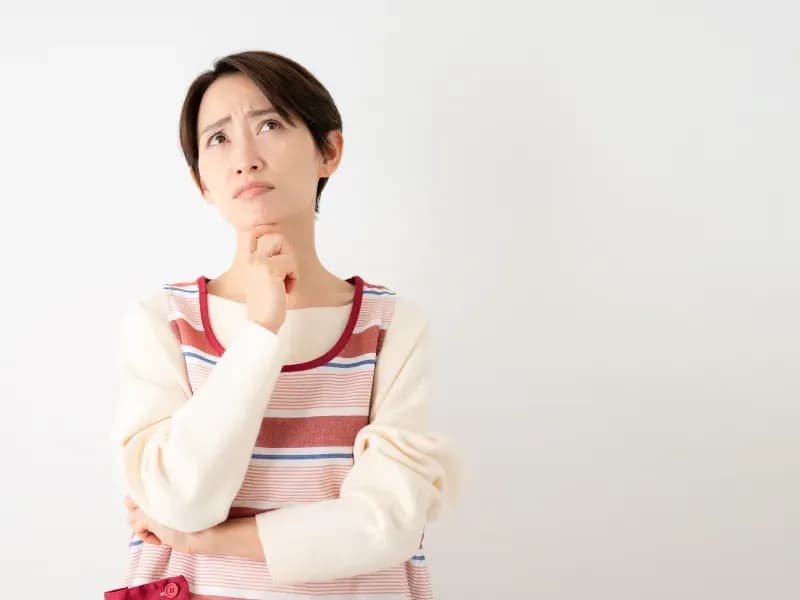 悩む保育士の画像