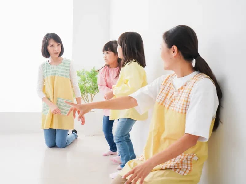 二人の保育士と二人の園児の画像