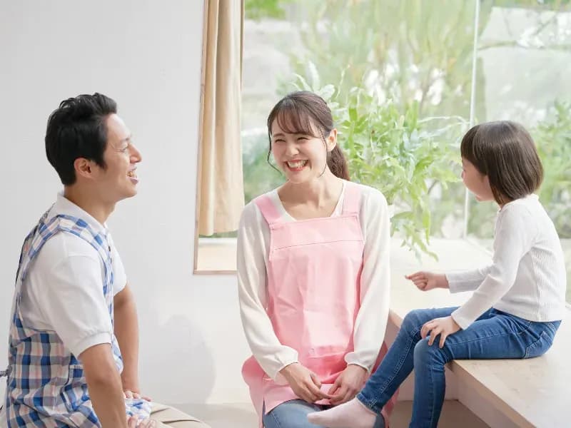 女の子と遊ぶ保育士の画像