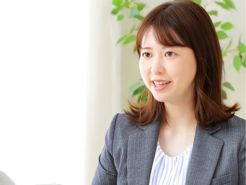 面接を受ける女性の画像