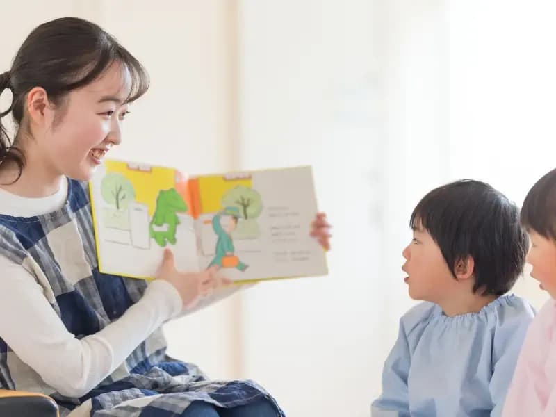 読み聞かせをする保育士のイメージ