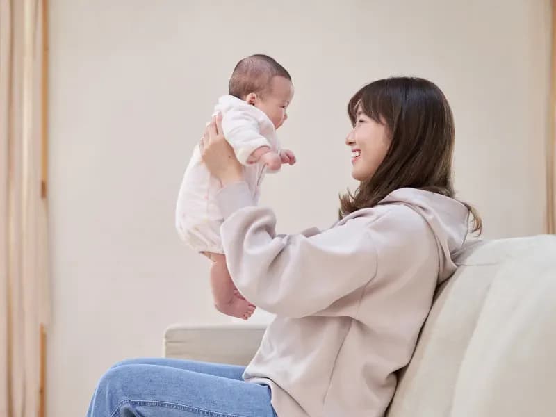 赤ちゃんを抱っこする女性の画像