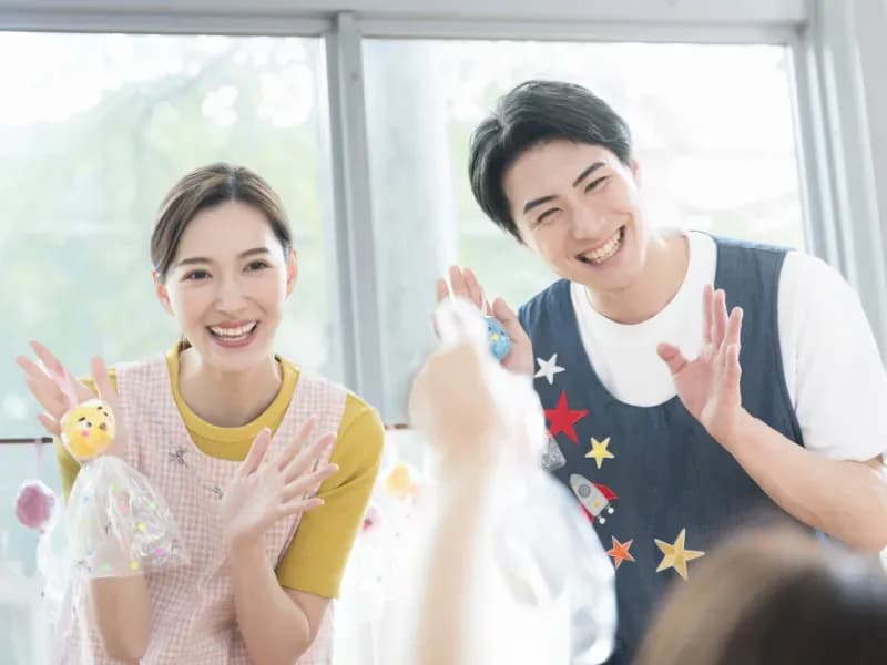 男性保育士と女性保育士の画像