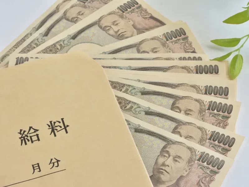 給料袋と複数の一万円札の画像