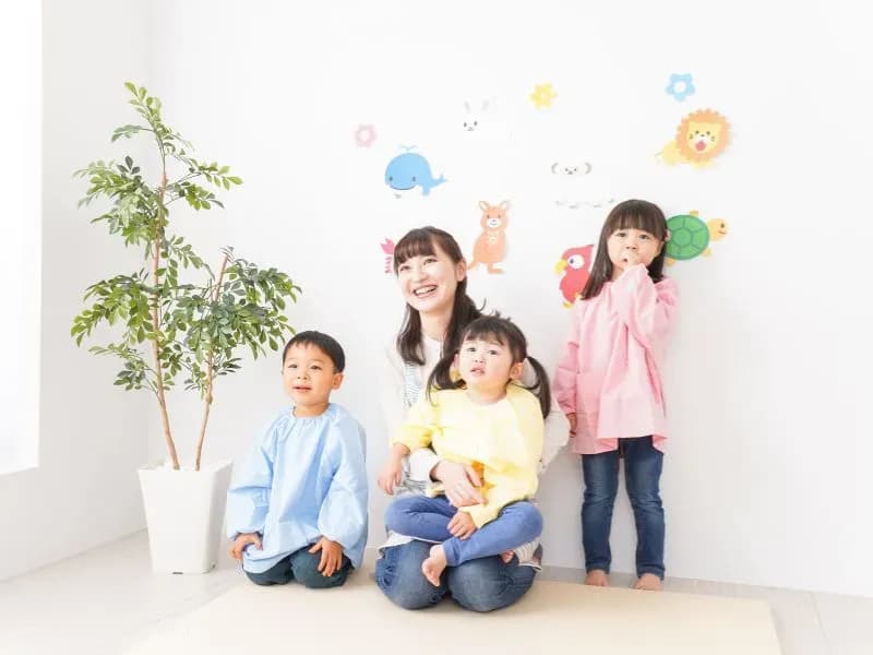 保育士と子供たちの画像