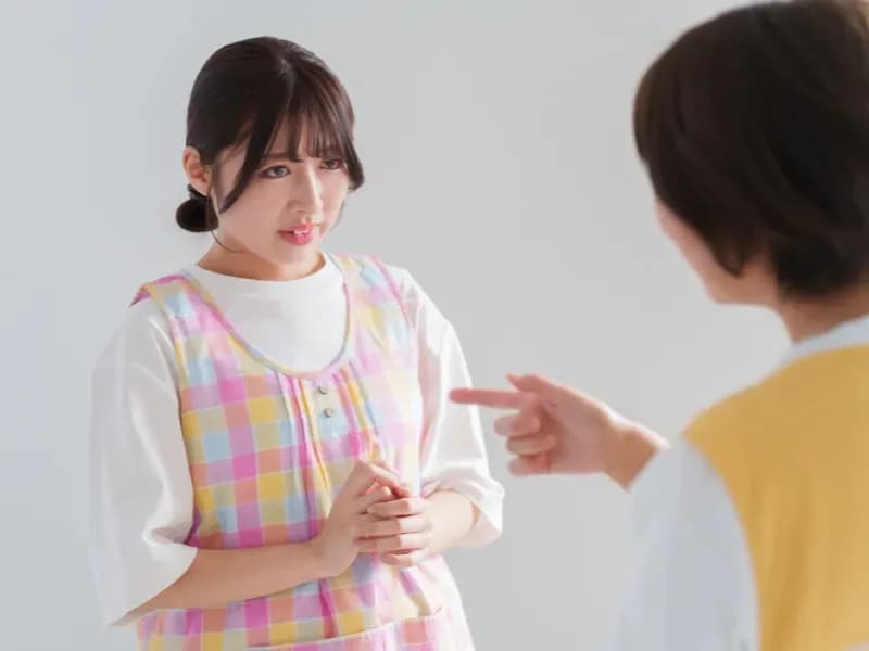 ベテラン保育士に怒られる保育士の画像
