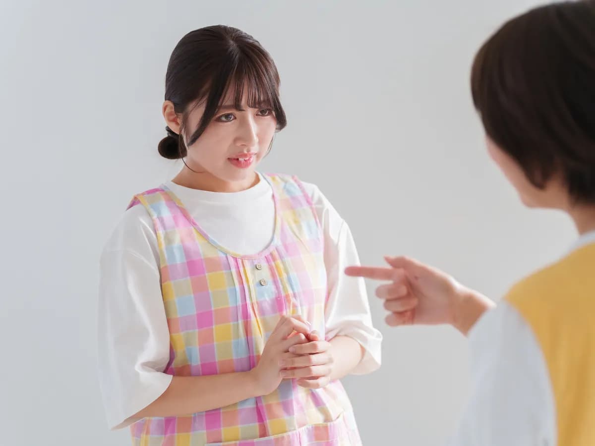 ベテラン保育士に怒られる新人保育士のイメージ